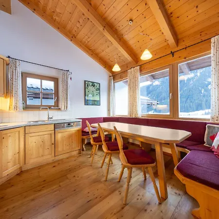 Schoeneben Wiesenwald Feriehus Wald im Pinzgau